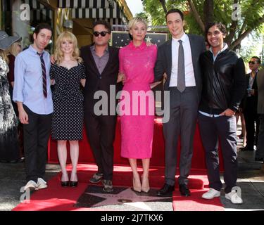 LOS ANGELES-Oct 29: Simon Helberg, Melissa Rausch, Johnny Galecki, Kaley Cuoco, Jim Parsons, Kunal Nayyar al Kaley Cuoco Star sulla Hollywood Walk of Fame all'Hollywood Blvd il 29 ottobre 2014 a Los Angeles, CA Foto Stock