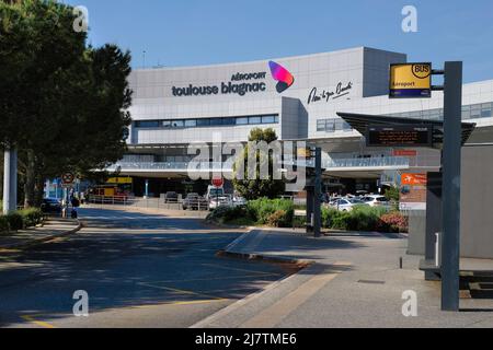 Toulouse Haute-Garonne Francia 05.10.22 Toulouse-Blagnac, sesto aeroporto internazionale più trafficato in Francia. Ingresso principale, edificio moderno. Fermata dell'autobus. Foto Stock