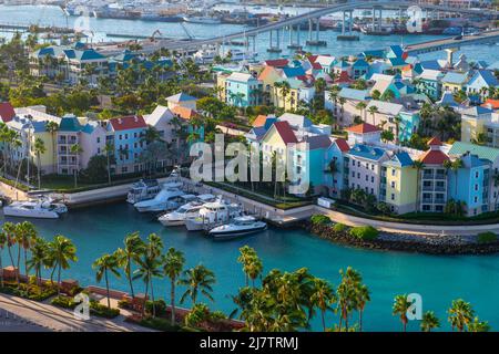 Harborside Villas vista aerea al Porto di Nassau con il centro di Nassau sullo sfondo, da Paradise Island, Bahamas. Foto Stock