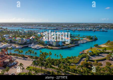 Harborside Villas vista aerea al Porto di Nassau con il centro di Nassau sullo sfondo, da Paradise Island, Bahamas. Foto Stock