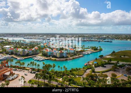 Harborside Villas vista aerea al Porto di Nassau con il centro di Nassau sullo sfondo, da Paradise Island, Bahamas. Foto Stock