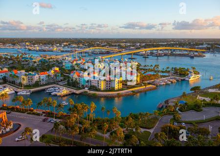 Harborside Villas vista aerea al Porto di Nassau con il centro di Nassau sullo sfondo al tramonto, da Paradise Island, Bahamas. Foto Stock