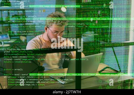 Doppia esposizione di programmatore maschile premuroso sul posto di lavoro e codice computer Foto Stock