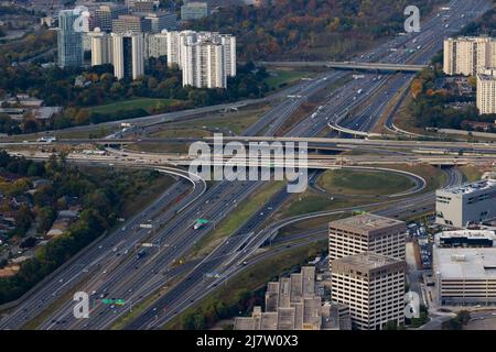 L'autostrada 401 a Toronto, Canada durante il giorno Foto Stock