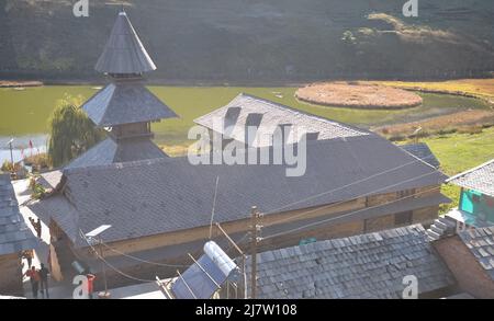 Mandi, Himachal Pradesh, India - 10 16 2021: Vista dell'antico tempio di Parashar rishi e del lago di Prashar situato a un'altitudine di 2.730 metri (8.960 piedi) Foto Stock