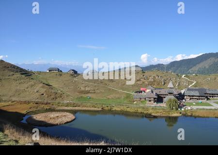 Bella vista dell'antico tempio di Parashar rishi e del lago di Prashar situato ad un'altitudine di 2.730 metri (8.960 piedi) nel distretto di Mandi, Himachal Pradesh Foto Stock