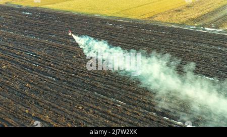 L'agrodro vola sul campo e spruzza fertilizzanti. Foto Stock