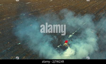 L'agrodro vola sul campo e spruzza fertilizzanti. Foto Stock