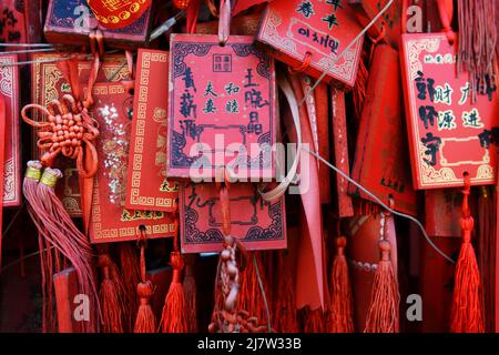 Il fascino cinese del Feng Shui è impiccato al Tempio del fuoco di'anmen (conosciuto anche come Tempio del fuoco di Shichahai) a Pechino, Cina. Foto Stock