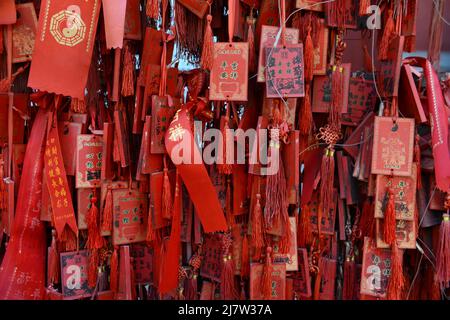 Il fascino cinese del Feng Shui è impiccato al Tempio del fuoco di'anmen (conosciuto anche come Tempio del fuoco di Shichahai) a Pechino, Cina. Foto Stock