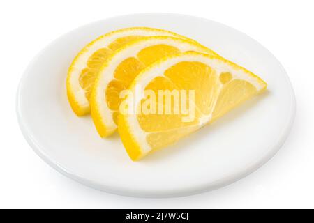 Tre mezze fette di limone fresco su piastra di ceramica bianca isolata su bianco. Foto Stock