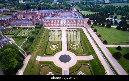 Direttamente sulla vista aerea di Hampton Court Palace in una mattinata di primavera. Foto Stock