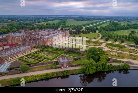 Bellissimo scatto con droni di Hampton Court Palace e Bushy Park in primavera Foto Stock