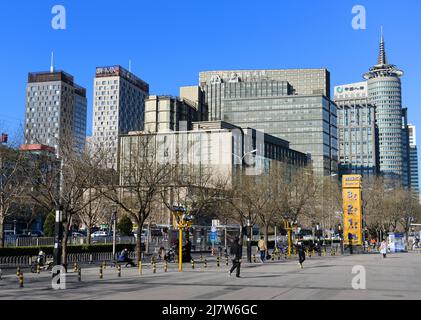 Edifici moderni lungo Chaoyangmen Outer St a Pechino, Cina. Foto Stock