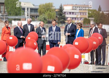 10 maggio 2022, Brandeburgo, Cottbus: Marietta Tzschoppe (l-r), sindaco della città di Cottbus per lo sviluppo urbano e l'edilizia, Michael Theurer, segretario di Stato parlamentare del Ministro federale del digitale e dei trasporti, Guido Beermann, ministro delle infrastrutture dello Stato di Brandeburgo, OLAF Scholz, Cancelliere della Repubblica federale di Germania, Richard Lutz, amministratore delegato della DB, Dietmar Woidke, ministro presidente dello Stato di Brandeburgo, Daniela Gerd tom Markotten, membro del consiglio di amministrazione della DB per la digitalizzazione e la tecnologia, Jörg Steinbach, ministro dell'economia dello Stato di Brandeburgo, Foto Stock