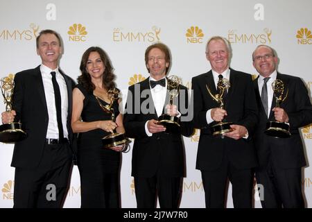 LOS ANGELES - AGO 25: Phil Keoghan, Elise Doganieri, Jerry Bruckheimer, Bertram van Munster, Jonathan Littman al Primetime Emmy Awards 2014 - Sala Stampa al Nokia Theatre a LA Live il 25 agosto 2014 a Los Angeles, CA Foto Stock