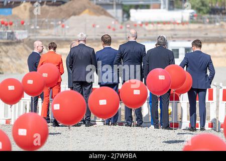 10 maggio 2022, Brandeburgo, Cottbus: Michael Theurer (l-r), Segretario di Stato parlamentare del Ministro federale del digitale e dei trasporti, Marietta Tzschoppe, Sindaco della città di Cottbus per lo sviluppo urbano e l'edilizia, Guido Beermann, Ministro delle infrastrutture dello Stato di Brandeburgo, OLAF Scholz, Cancelliere della Repubblica federale di Germania, Richard Lutz, amministratore delegato del DB, Dietmar Woidke, ministro presidente dello Stato di Brandeburgo, Jörg Steinbach, ministro dell'economia dello Stato di Brandeburgo, e Carsten Schneider, ministro dello Stato e commissario del governo federale F. Foto Stock