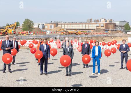 10 maggio 2022, Brandeburgo, Cottbus: Dietmar Woidke (l-r), Ministro Presidente dello Stato di Brandeburgo, Jörg Steinbach, Ministro dell'economia dello Stato di Brandeburgo, Marietta Tzschoppe, Sindaco della città di Cottbus per lo sviluppo urbano e l'edilizia, Richard Lutz, Amministratore Delegato DB, Guido Beermann, Ministro delle infrastrutture dello Stato di Brandeburgo, OLAF Scholz, Cancelliere della Repubblica federale di Germania, Michael Theurer, Segretario di Stato parlamentare presso il Ministro federale del digitale e dei trasporti, Daniela Gerd tom Markotten, membro del consiglio di amministrazione della DB per la digitalizzazione e la tecnologia, Foto Stock