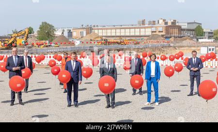 10 maggio 2022, Brandeburgo, Cottbus: Dietmar Woidke (l-r), Ministro Presidente dello Stato di Brandeburgo, Jörg Steinbach, Ministro dell'economia dello Stato di Brandeburgo, Marietta Tzschoppe, Sindaco della città di Cottbus per lo sviluppo urbano e l'edilizia, Richard Lutz, Amministratore Delegato DB, Guido Beermann, Ministro delle infrastrutture dello Stato di Brandeburgo, OLAF Scholz, Cancelliere della Repubblica federale di Germania, Michael Theurer, Segretario di Stato parlamentare presso il Ministro federale del digitale e dei trasporti, Daniela Gerd tom Markotten, membro del consiglio di amministrazione della DB per la digitalizzazione e la tecnologia, Foto Stock