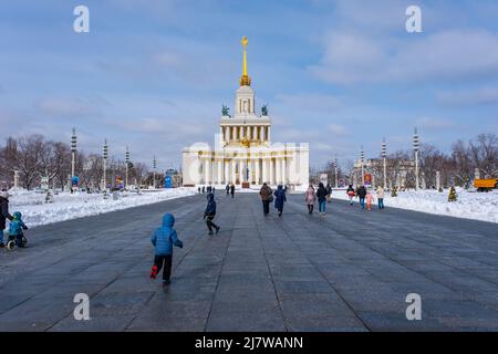 Mosca, Russia - 3 aprile 2022: Vicolo in una giornata di sole primaverile di fronte al padiglione della mostra numero 1 'Central' o 'Main Pavilion VDNKH URSS' all'indirizzo Foto Stock