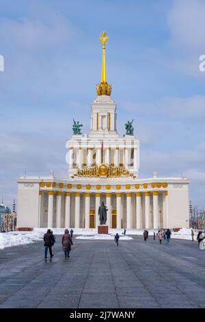 Mosca, Russia - 3 aprile 2022: Vicolo in una giornata di sole primaverile di fronte al padiglione della mostra numero 1 'Central' o 'Main Pavilion VDNKH URSS' all'indirizzo Foto Stock