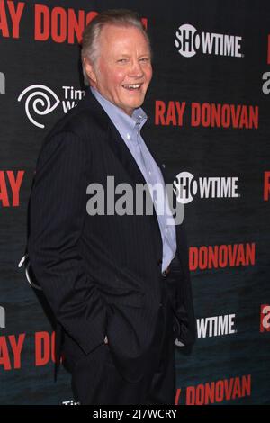 LOS ANGELES - LUGLIO 9: Jon Voight alla 'Ray Donovan' Season 2 Premiere Party al Nobu Malibu il 9 luglio 2014 a Malibu, CA Foto Stock