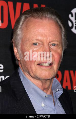 LOS ANGELES - LUGLIO 9: Jon Voight alla 'Ray Donovan' Season 2 Premiere Party al Nobu Malibu il 9 luglio 2014 a Malibu, CA Foto Stock