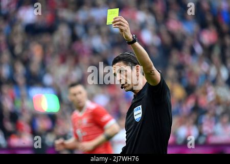 Monaco di Baviera, Germania. 08th maggio, 2022. L'arbitro Deniz AYTEKIN è mostrato il cartellino giallo. Calcio 1st Bundesliga stagione 2021/2022, 33.matchday, matchday33. FC Bayern Monaco-VFB Stoccarda 2-2 il 8th maggio 2022, ALLIANZARENA Monaco. Credit: dpa/Alamy Live News Foto Stock