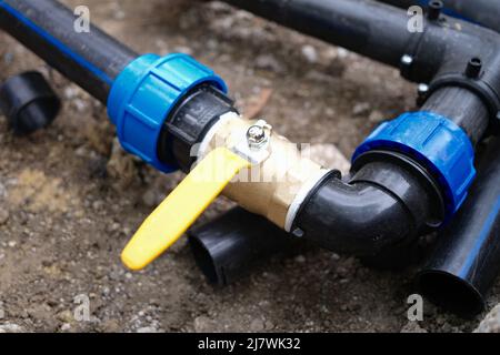 Raccordo tubo acqua con chiusura rubinetto per innaffiare piante in giardino Foto Stock