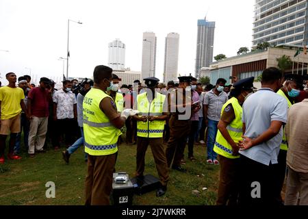 Colombo, Sri Lanka. 10th maggio 2022. L'unità di polizia dello Sri Lanka [soco] ha iniziato le indagini relative all'attacco del 9th contro il Gota Go Gama non-Partisan People's Struggle, iniziato il 9th per chiedere le dimissioni del Presidente Gotabhaya e del governo. (Foto di Hirantha Gunathilaka/Pacific Press) Credit: Pacific Press Media Production Corp./Alamy Live News Foto Stock