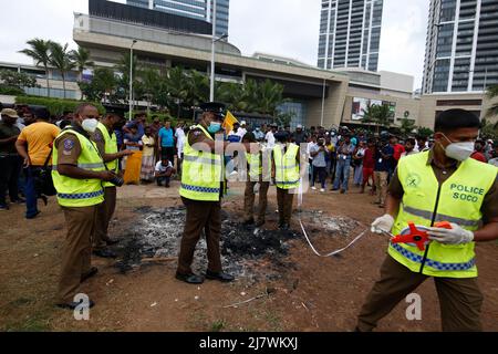 Colombo, Sri Lanka. 10th maggio 2022. L'unità di polizia dello Sri Lanka [soco] ha iniziato le indagini relative all'attacco del 9th contro il Gota Go Gama non-Partisan People's Struggle, iniziato il 9th per chiedere le dimissioni del Presidente Gotabhaya e del governo. (Foto di Hirantha Gunathilaka/Pacific Press) Credit: Pacific Press Media Production Corp./Alamy Live News Foto Stock