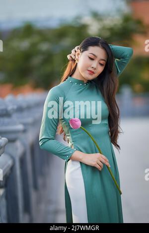 Ho Chi Minh città, Viet Nam: Ragazza vietnamita che va a pagoda in ao dai Foto Stock