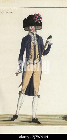 Uomo alla moda in bicorne con cockade tricolore, cravate, gilet e culotte in cashmere arancione, cappotto viola con colletto blu cielo e bottoni in pelle di capra, scarpe rosette, sciabola di canna con poignee verde. Incisione a mano su copperplate del Journal de la Mode et du Gout di Jean-Antoine le Brun o di Lebrun-Tossa, precedentemente Cabinet des Modes, Chez Buisson, Parigi, e Joseph le Boffe, Londra, 9me Cahier, 15 maggio 1790. Foto Stock