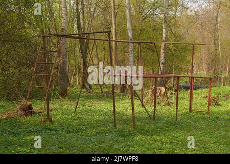 Un terreno sportivo abbandonato con sbarre orizzontali arrugginite Foto Stock