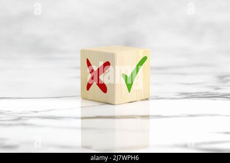 Segno di spunta e croce x sul cubo di legno. Blocchi di legno con segno di spunta verde e rosso x. Concetto di decisione positiva o negativa o scelta di Foto Stock