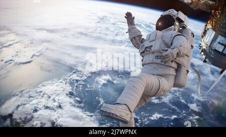 Astronauta durante lo spazio in orbita terrestre Foto Stock