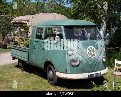 Beervelde, Belgio, 08 maggio 2022, Antique Volkswagen T1 con cabina doppia e piattaforma di carico Foto Stock