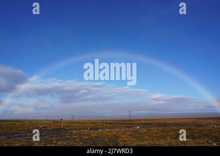 180 arcobaleno pieno su campo sulla circonvallazione, Islanda nord-occidentale Foto Stock