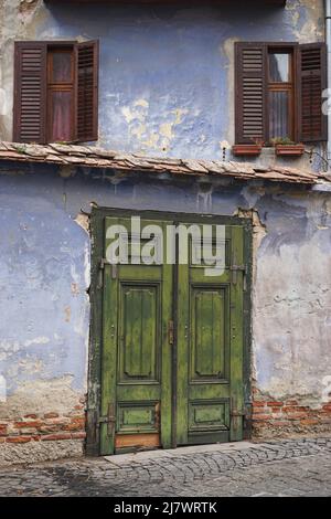 Bella facciata vecchia casa con porta verde in Albert Huet Square, Sibiu Foto Stock