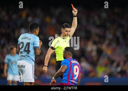 Barcellona, Spagna. 10th maggio 2022. L'arbitro Miguel Angel Ortiz Arias mostra la carta rossa a Jeison Murillo della RC Celta durante la partita la Liga tra FC Barcelona e RC Celta disputata allo stadio Camp Nou il 10 maggio 2022 a Barcellona, Spagna. (Foto di Sergio Ruiz/PRESSINPHOTO) Credit: PRESSINPHOTO SPORTS AGENCY/Alamy Live News Foto Stock