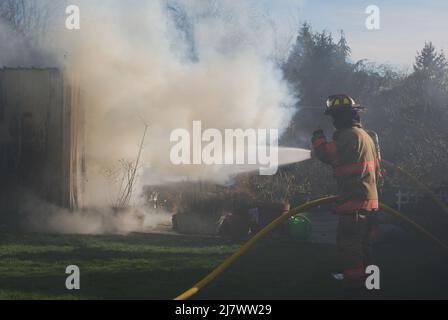 I vigili del fuoco combattono contro un fuoco dell'edificio Foto Stock