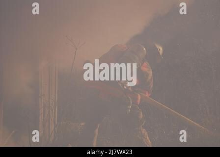 I vigili del fuoco combattono contro un fuoco dell'edificio Foto Stock