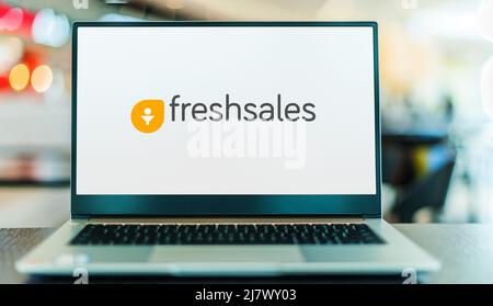 POZNAN, POL - Oct 22, 2021: Computer portatile con logo di Freshsales, un software creato da Freshworks Foto Stock