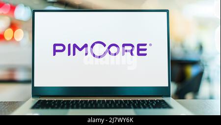 POZNAN, POL - DEC 8, 2021: Computer portatile che visualizza il logo di Pimcore, una piattaforma software open-source PHP aziendale Foto Stock