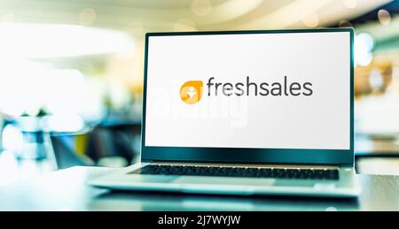 POZNAN, POL - Oct 22, 2021: Computer portatile con logo di Freshsales, un software creato da Freshworks Foto Stock