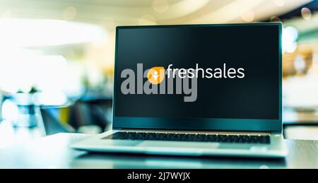 POZNAN, POL - Oct 22, 2021: Computer portatile con logo di Freshsales, un software creato da Freshworks Foto Stock