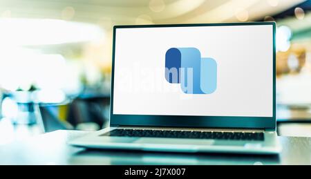 POZNAN, POL - 20 NOVEMBRE 2021: Computer portatile con logo di Microsoft Dynamics 365 Supply Chain Management Foto Stock