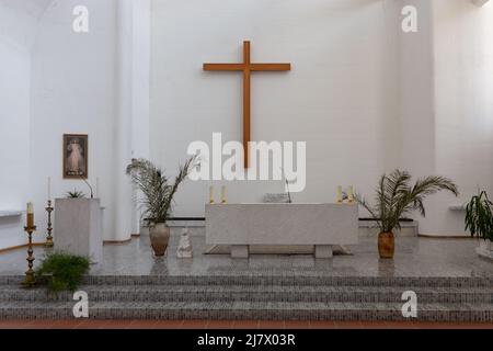 Chiesa di Riola di Alvar Aalto. Un bell'esempio di stile internazionale - ben adattato all'ambiente e un interno luminoso e sereno. Foto Stock