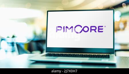 POZNAN, POL - DEC 8, 2021: Computer portatile che visualizza il logo di Pimcore, una piattaforma software open-source PHP aziendale Foto Stock