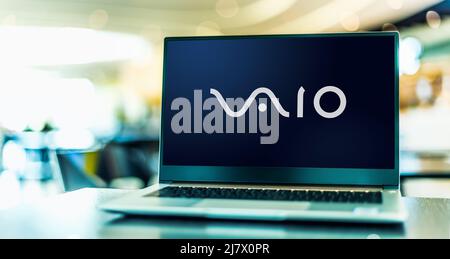 POZNAN, POL - 05 FEBBRAIO 2022: Computer portatile con logo VAIO, un marchio di personal computer ed elettronica di consumo, attualmente sviluppato da Ja Foto Stock